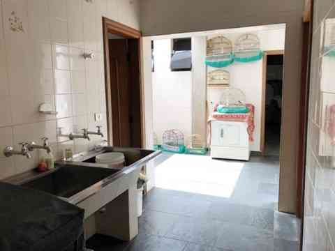 AMPLA CASA EM CONDOMÍNIO FECHADO!