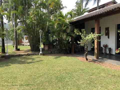 AMPLA CASA EM CONDOMÍNIO FECHADO!