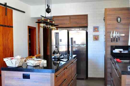 CASA DE ESQUINA EM CONDOMÍNIO ALTO PADRÃO!