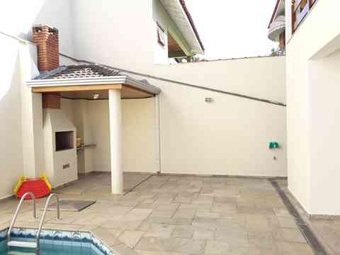 LINDA CASA EM CONDOMÍNIO FECHADO!