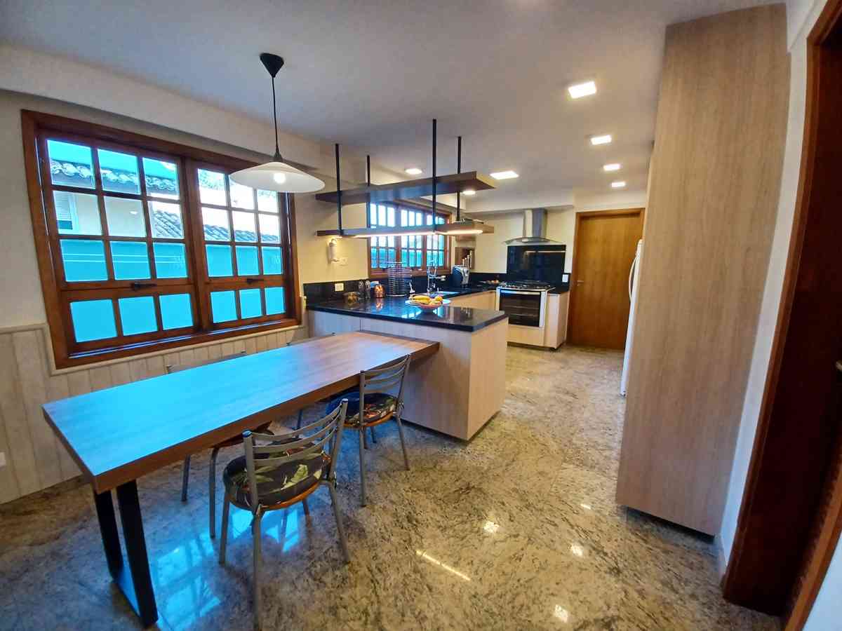 CASA REFORMADA EM ALPHAVILLE!