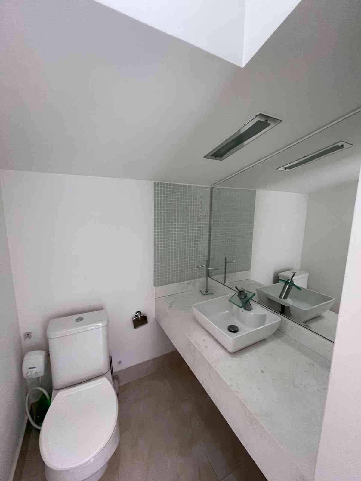 CASA SEMI MOBILIADA EM CONDOMÍNIO!