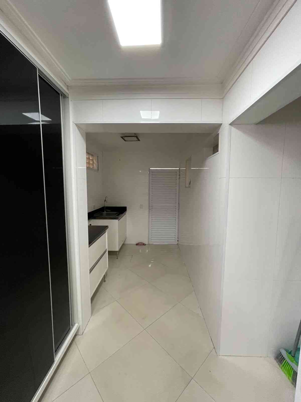 CASA SEMI MOBILIADA EM CONDOMÍNIO!