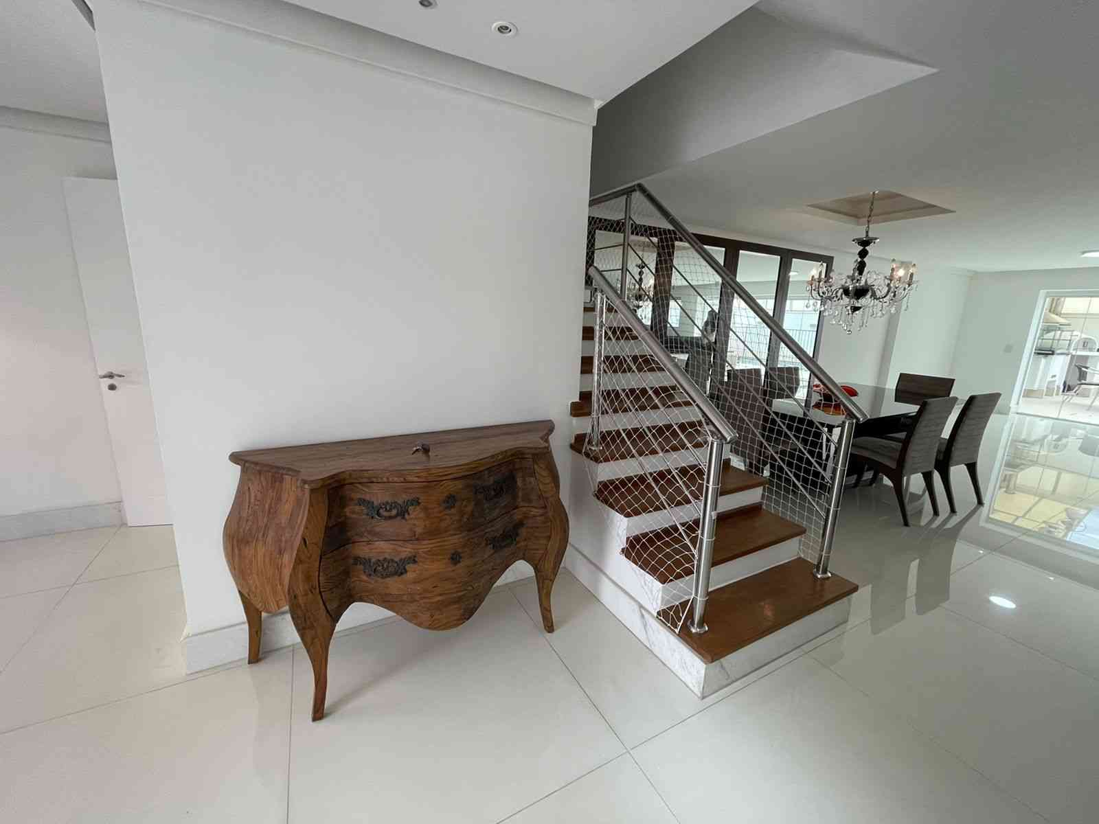 CASA SEMI MOBILIADA EM CONDOMÍNIO!