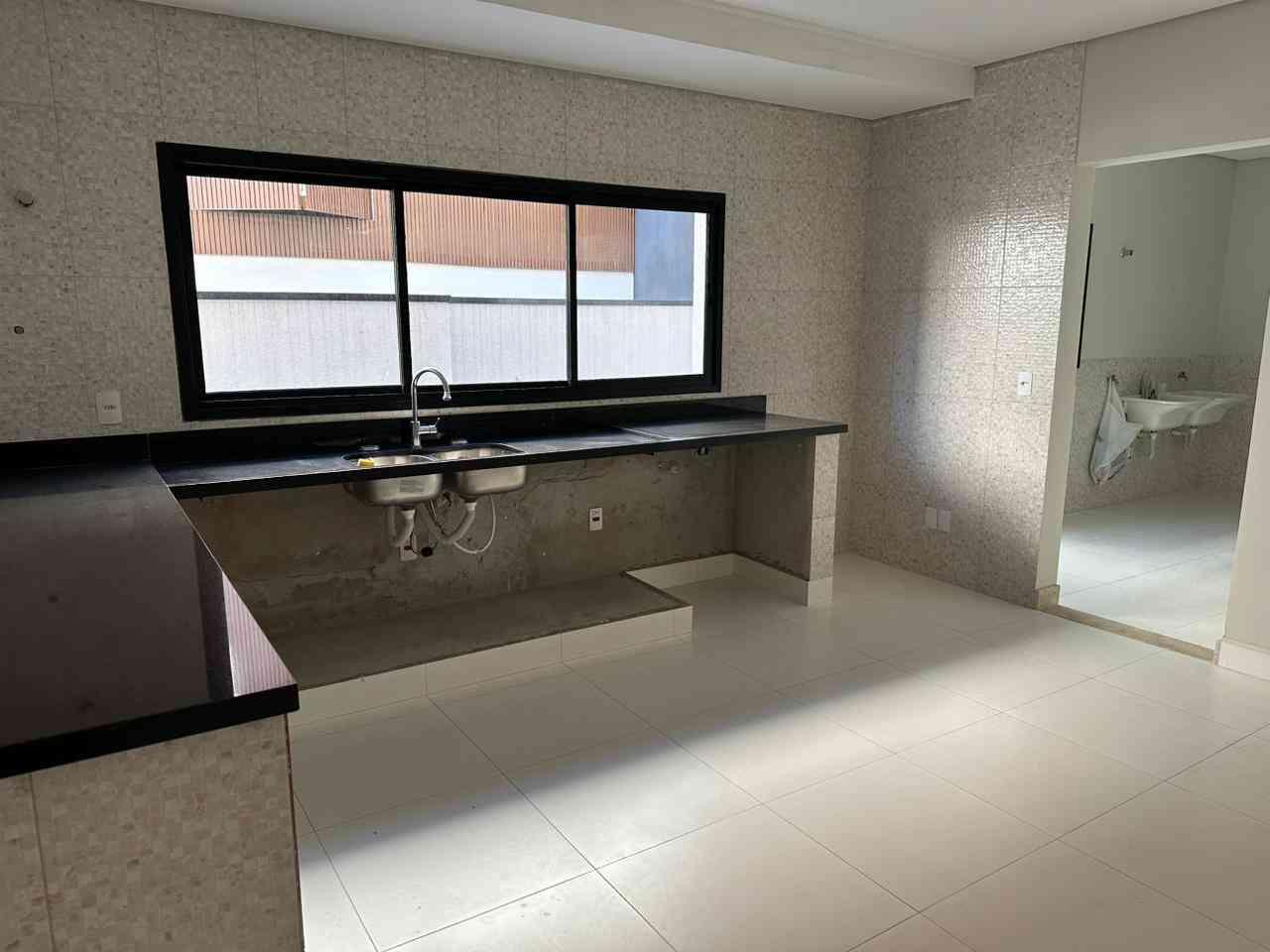 CASA NOVA, ALTO PADRÃO!