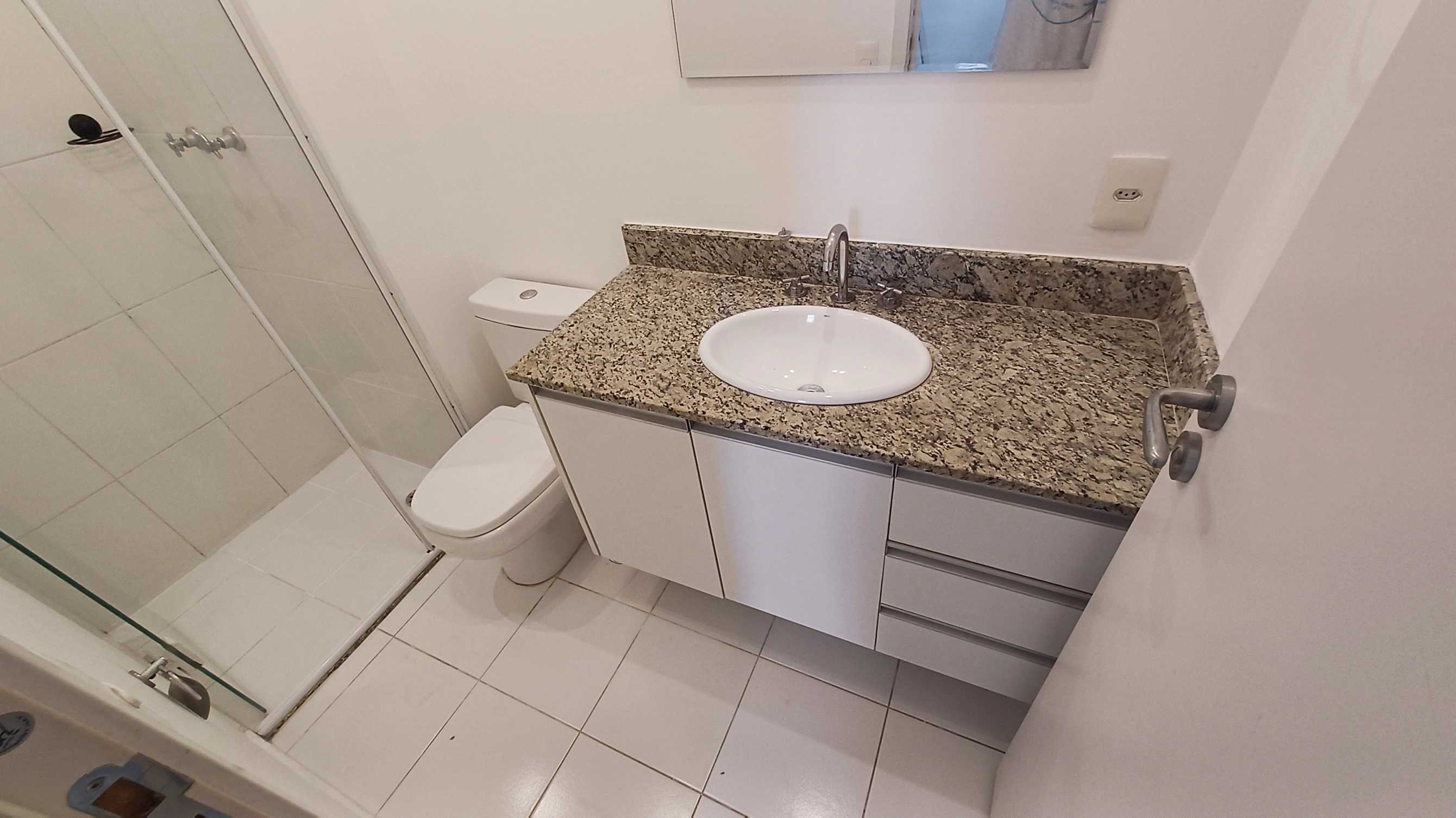 LINDO APARTAMENTO PARA LOCAÇÃO, ANDAR ALTO COM VARANDA!