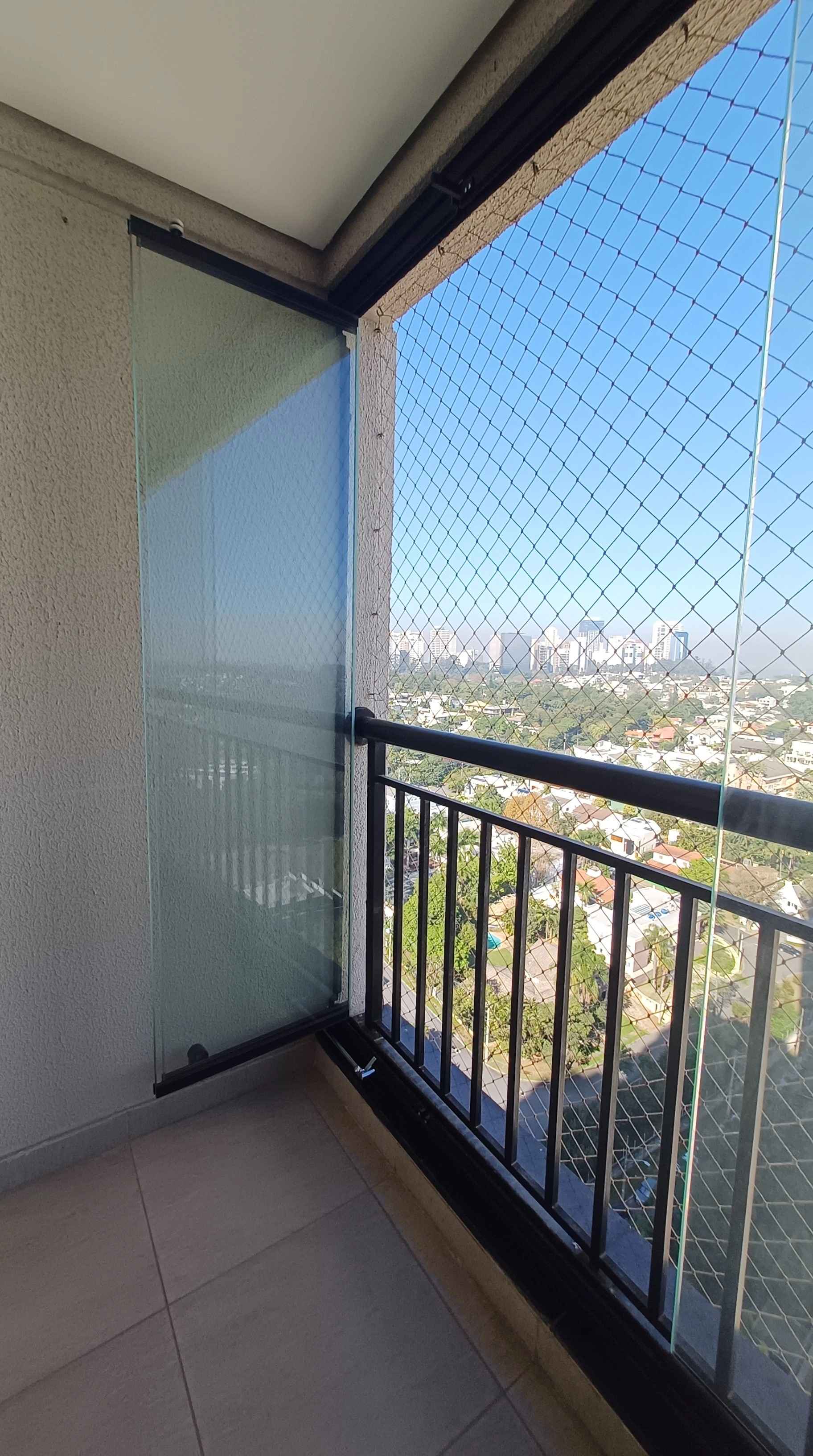 LINDO APARTAMENTO PARA LOCAÇÃO, ANDAR ALTO COM VARANDA!