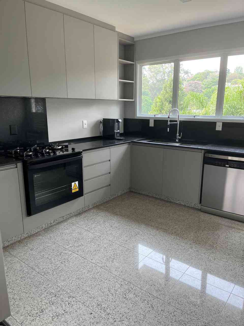 CASA EM CONDOMÍNIO FECHADO!
