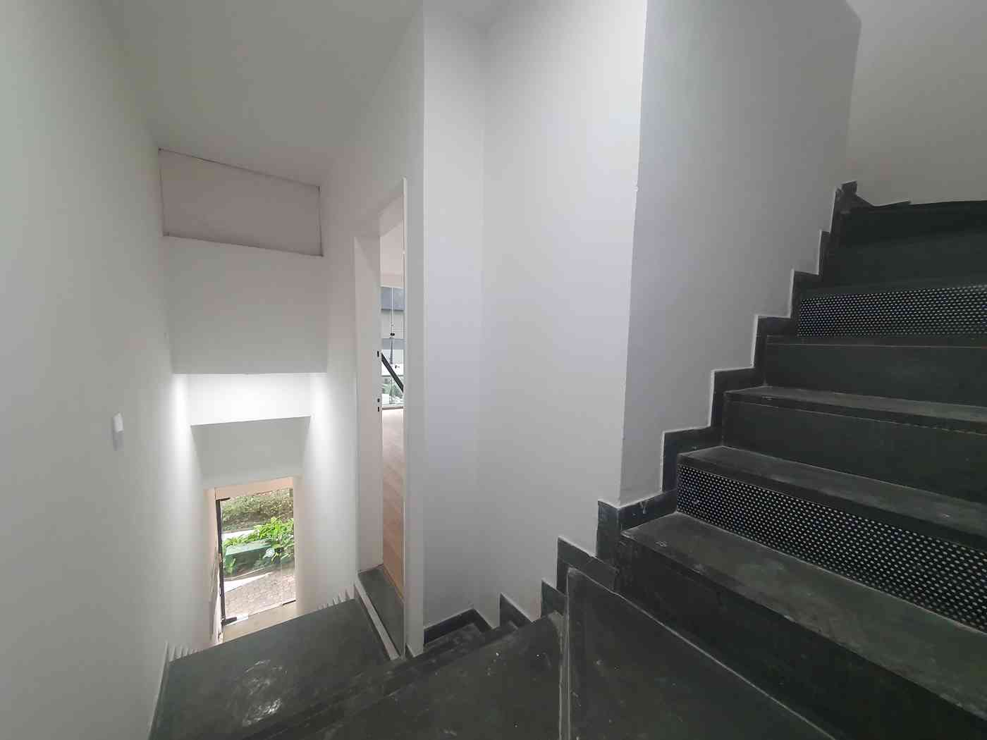 PRÉDIO NO CENTRO DE ALPHAVILLE!