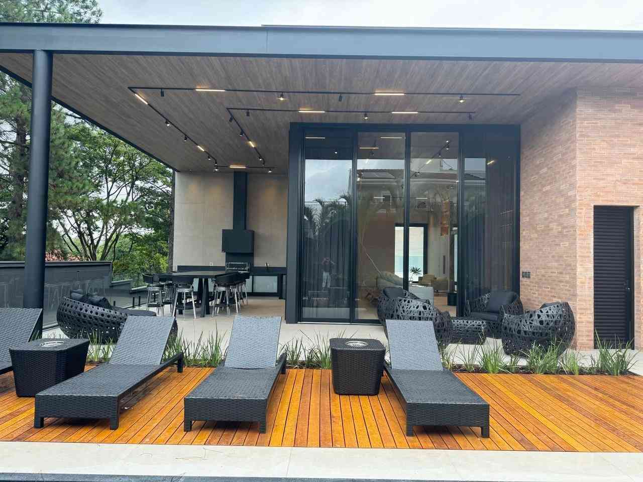 CASA ALTO PADRÃO NO CENTRO DE ALPHAVILLE!
