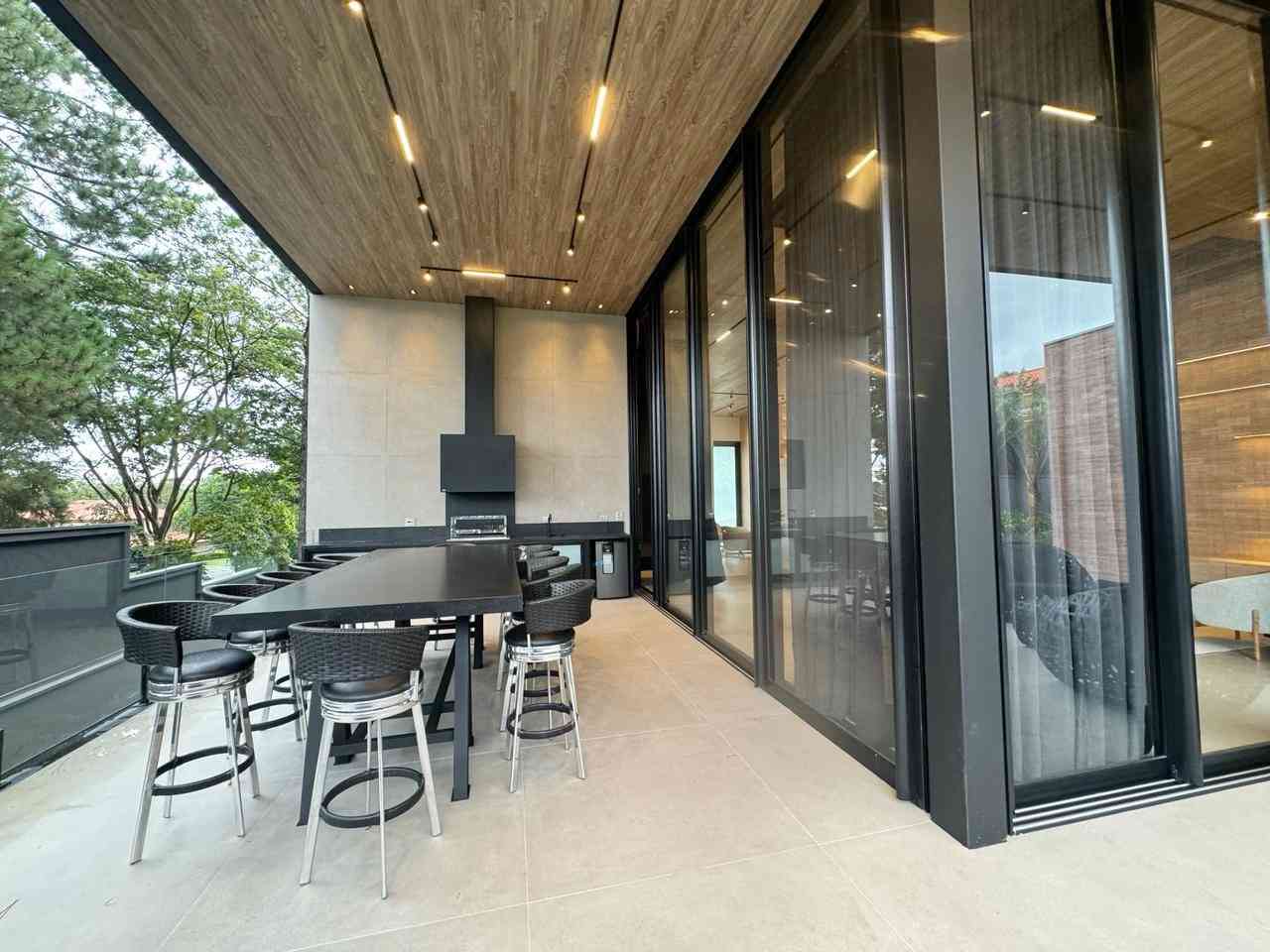 CASA ALTO PADRÃO NO CENTRO DE ALPHAVILLE!