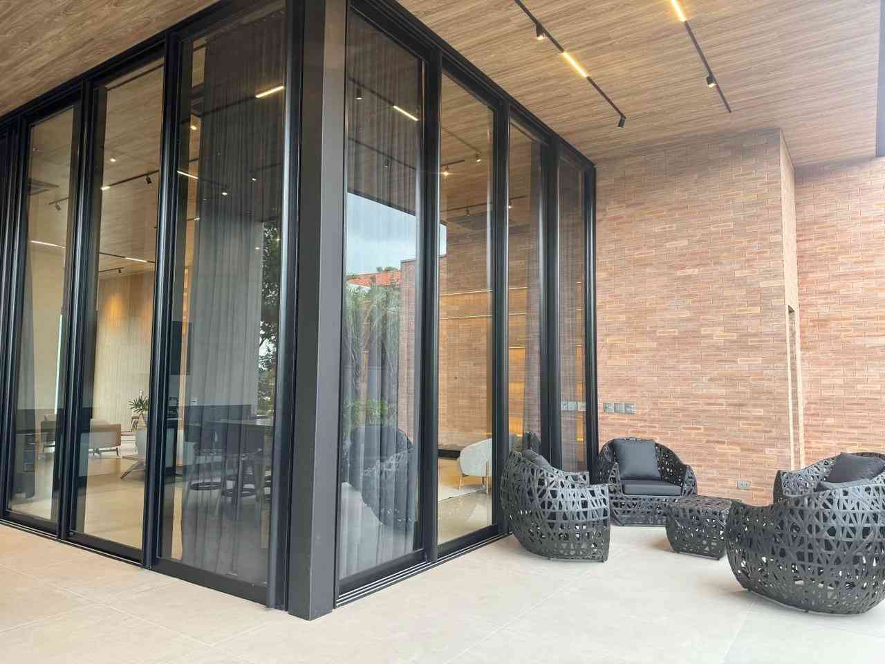 CASA ALTO PADRÃO NO CENTRO DE ALPHAVILLE!