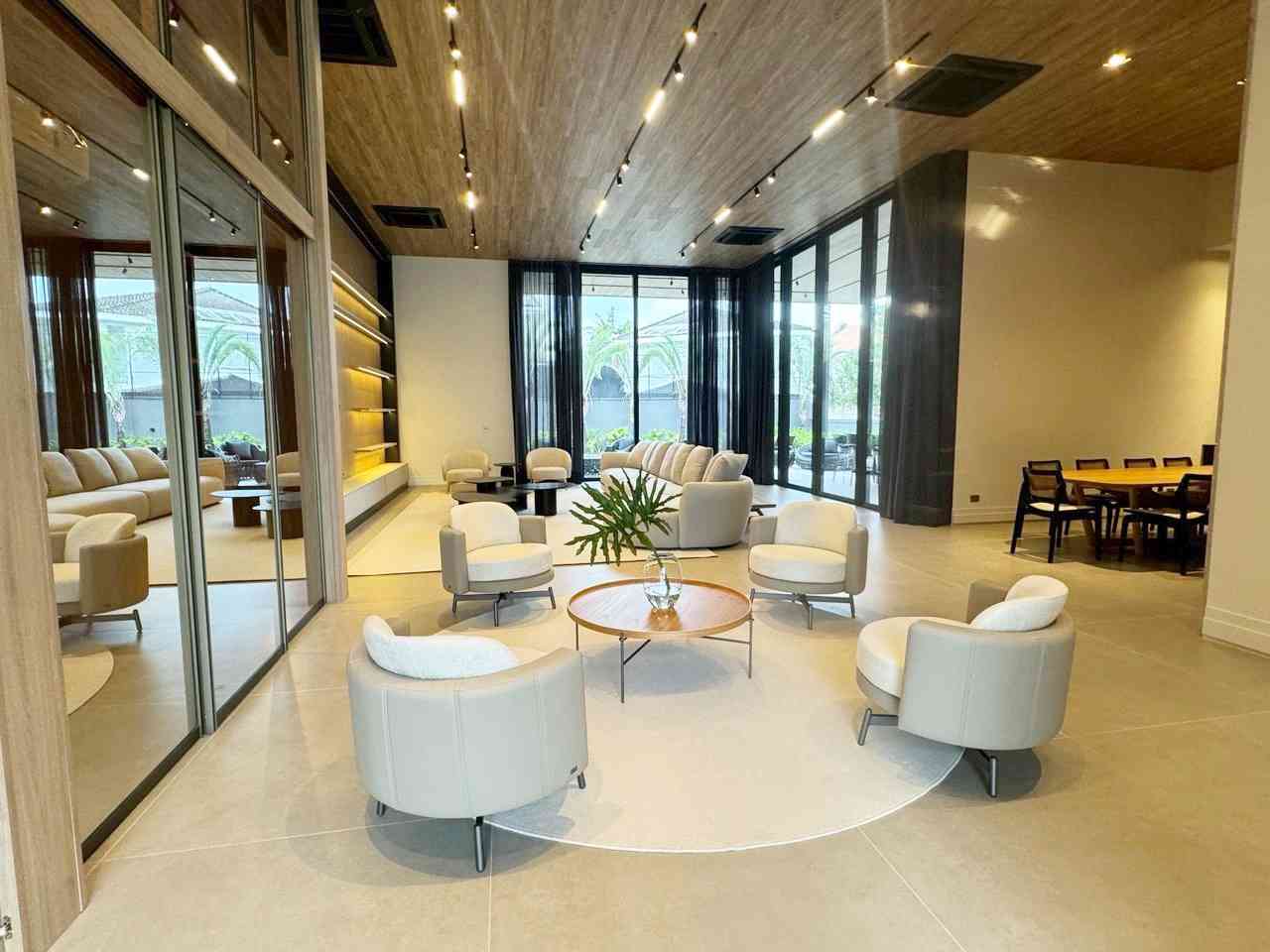 CASA ALTO PADRÃO NO CENTRO DE ALPHAVILLE!
