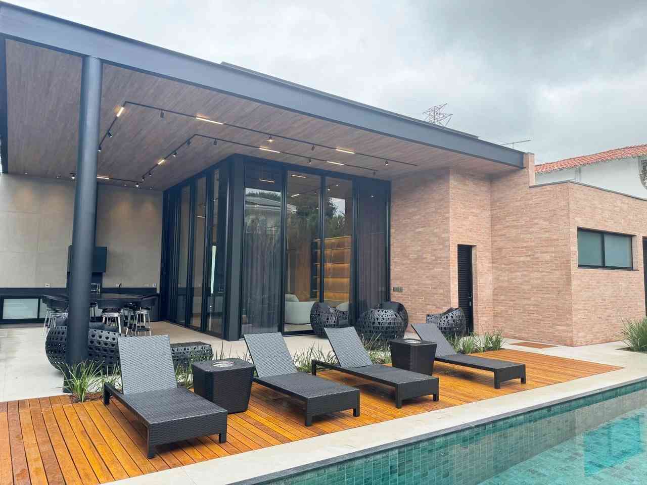 CASA ALTO PADRÃO NO CENTRO DE ALPHAVILLE!