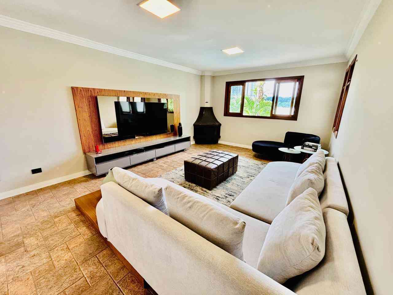 LINDA CASA EM ALPHAVILLE!