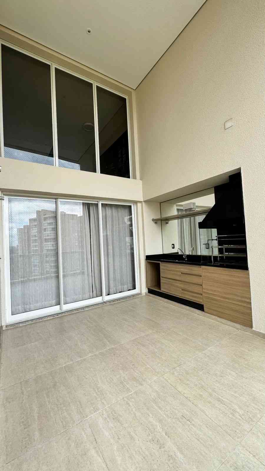APARTAMENTO COM PÉ DIREITO DUPLO!