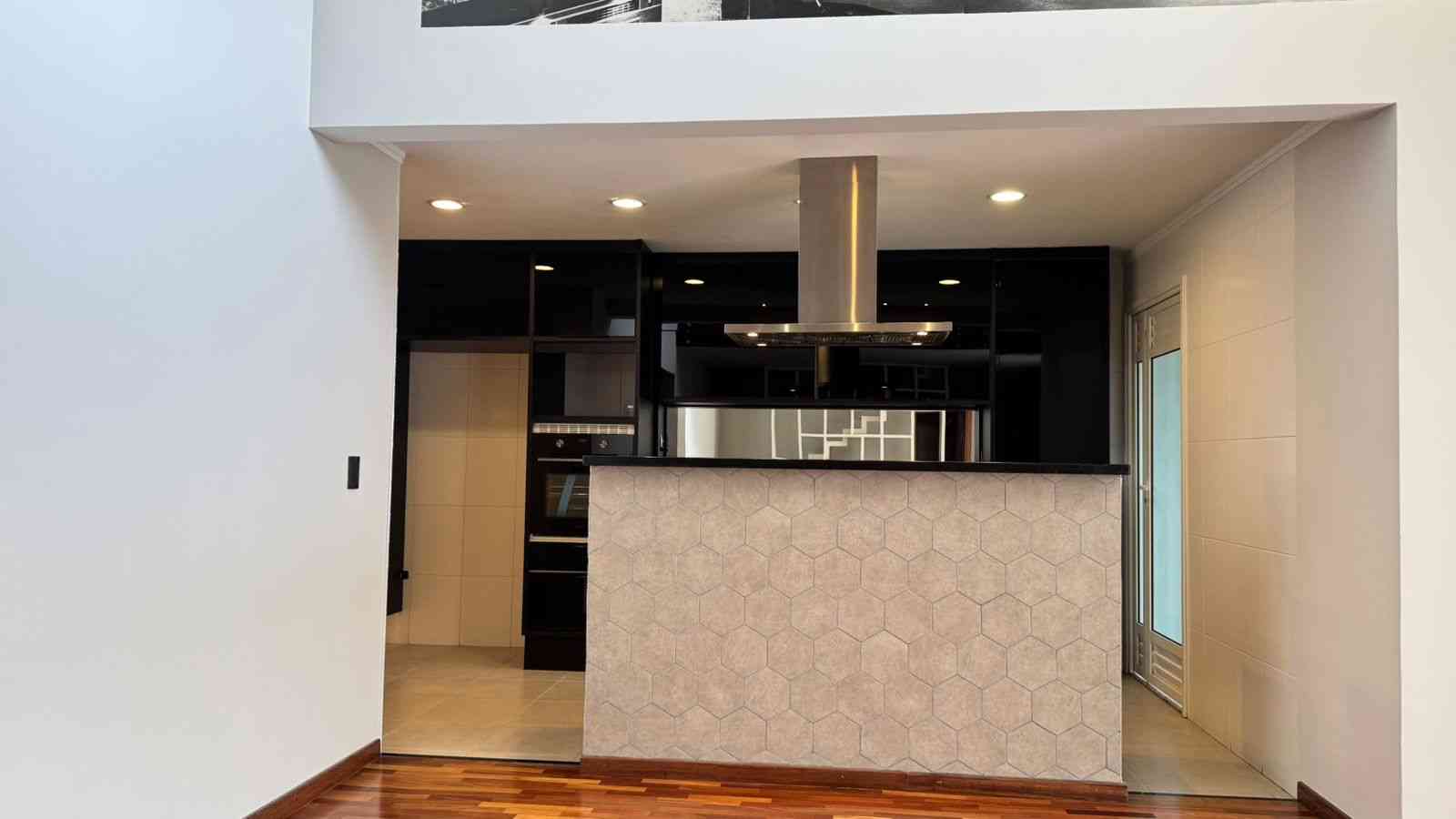 APARTAMENTO COM PÉ DIREITO DUPLO!