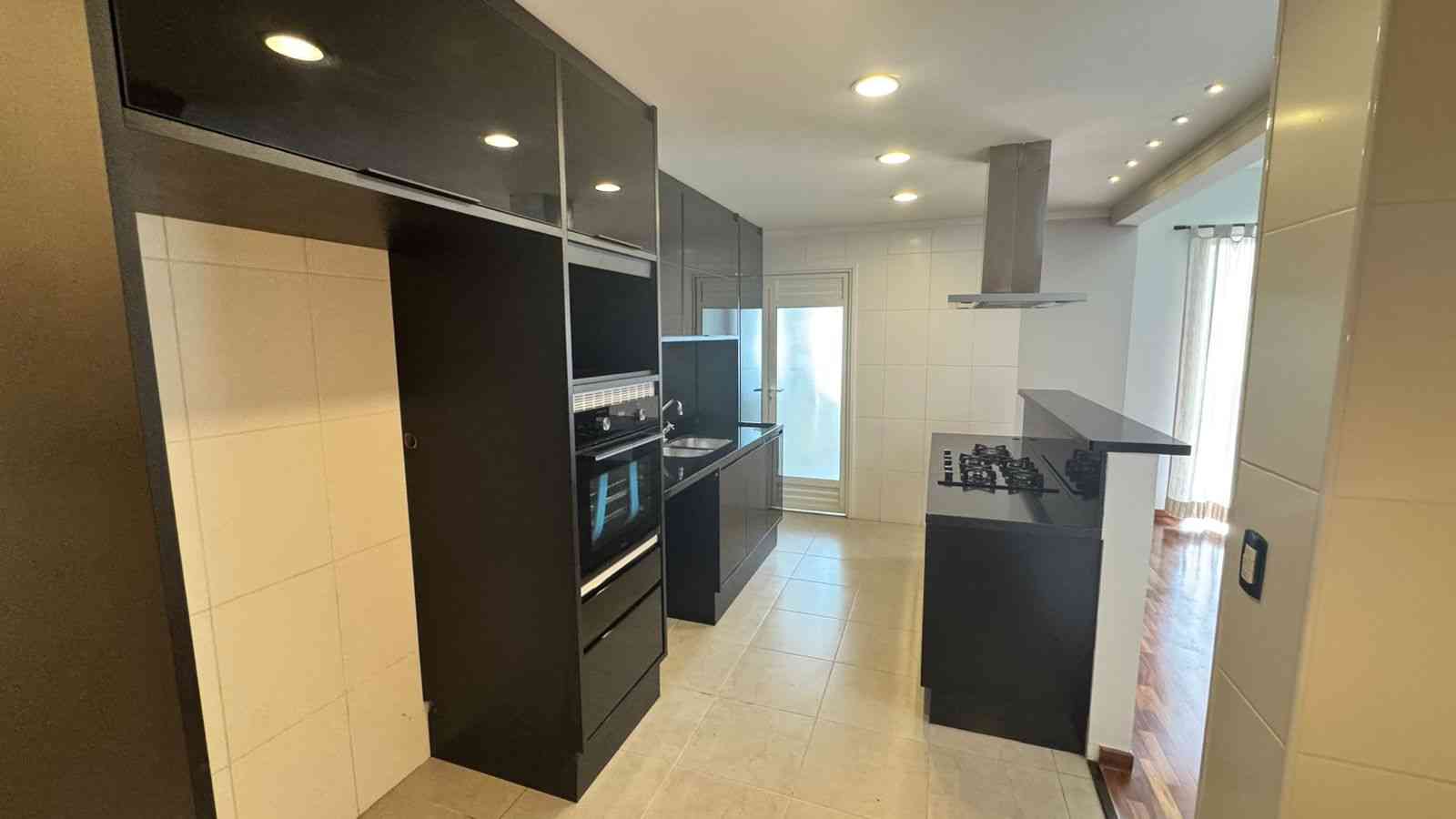APARTAMENTO COM PÉ DIREITO DUPLO!