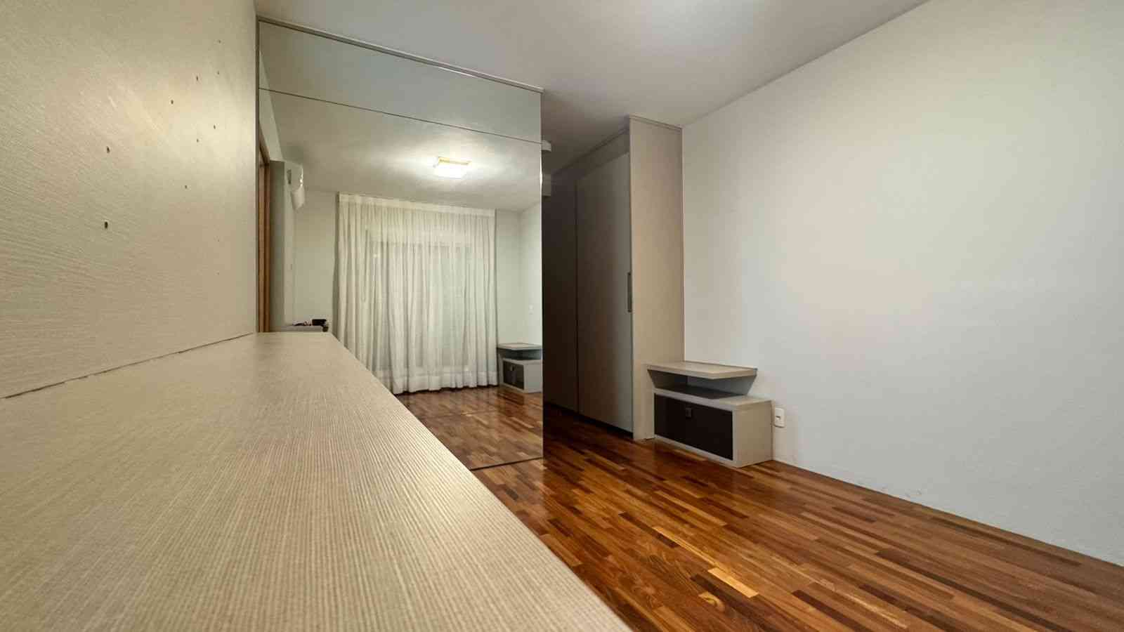 APARTAMENTO COM PÉ DIREITO DUPLO!