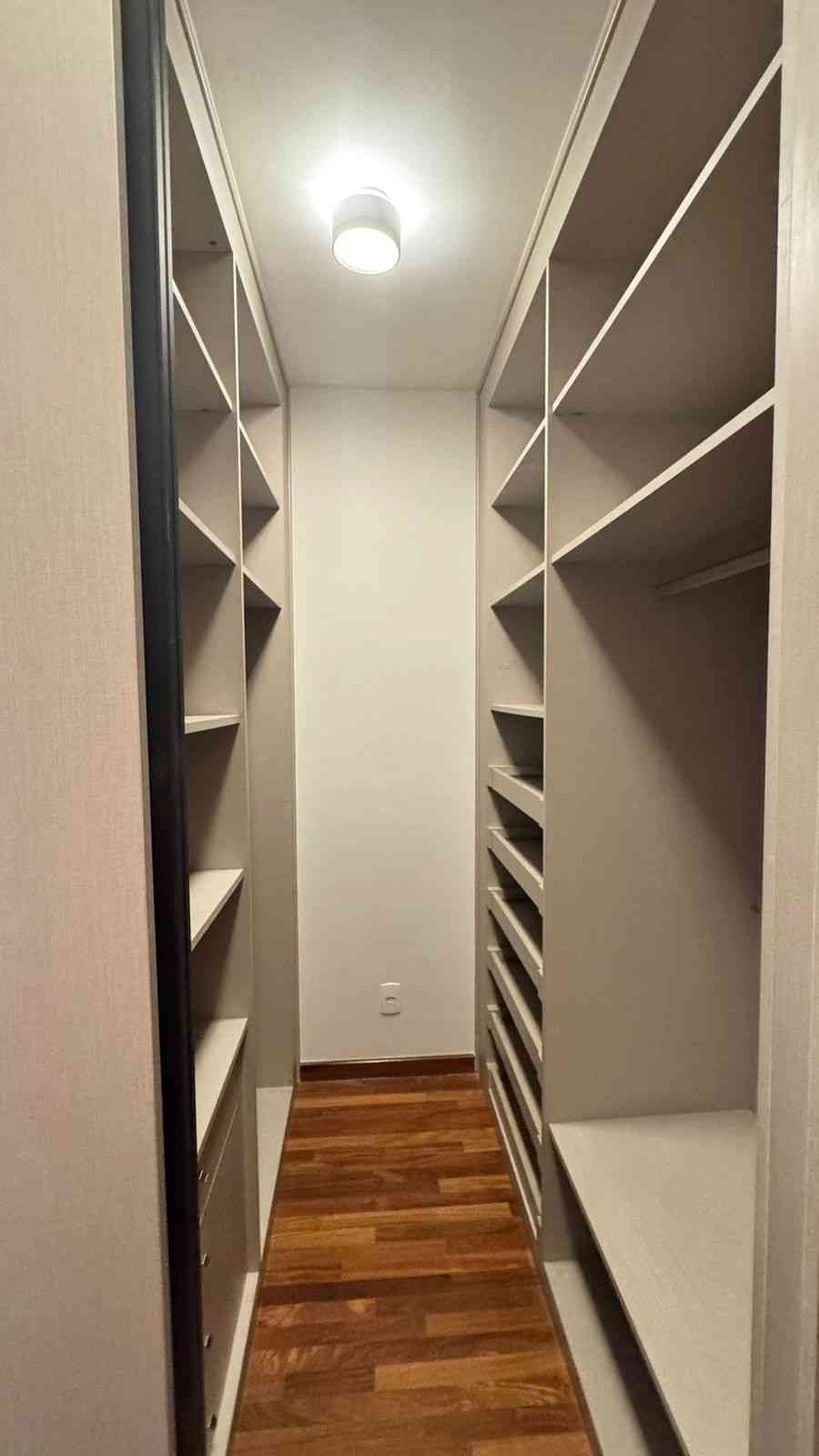 APARTAMENTO COM PÉ DIREITO DUPLO!