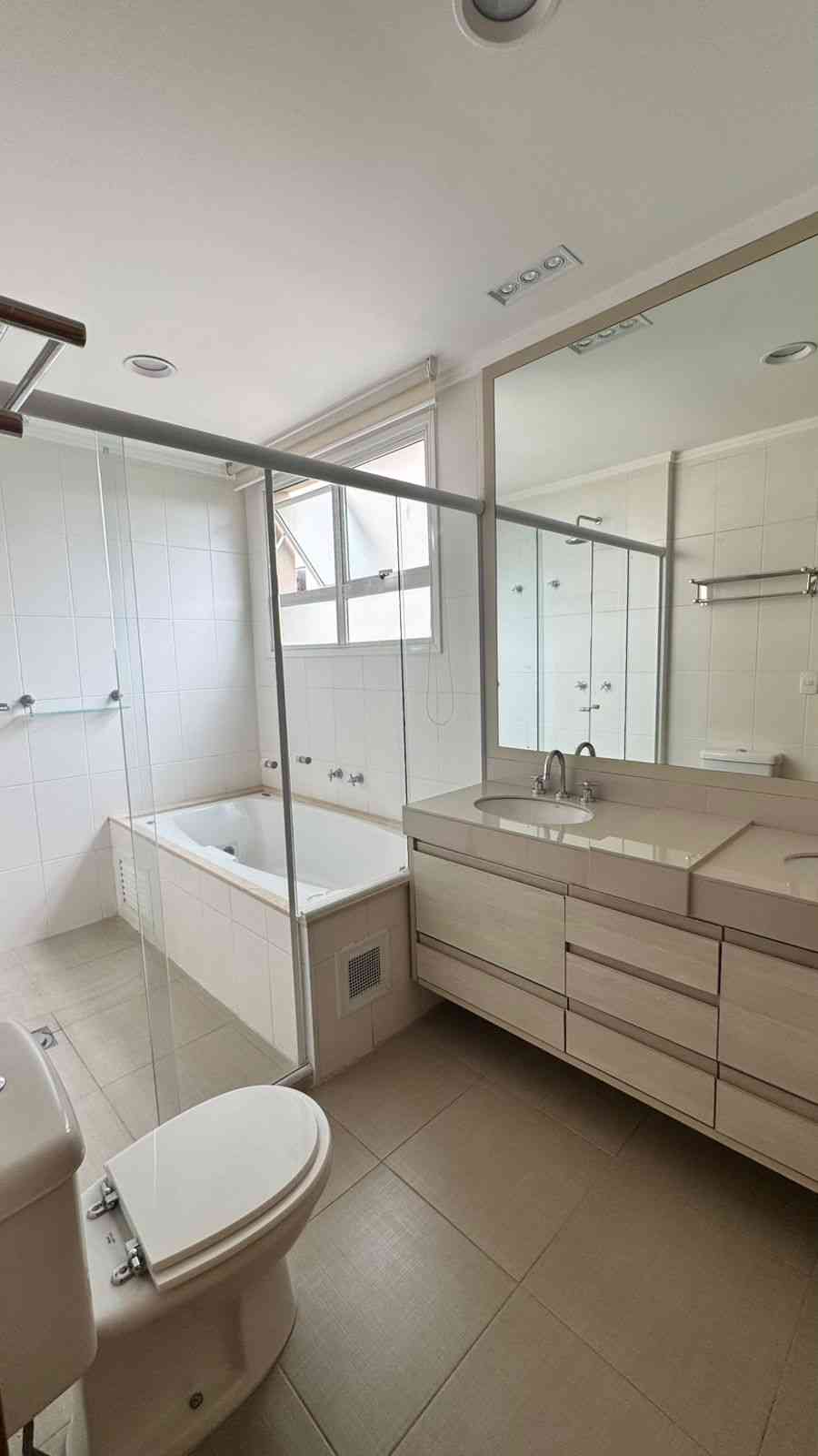 APARTAMENTO COM PÉ DIREITO DUPLO!
