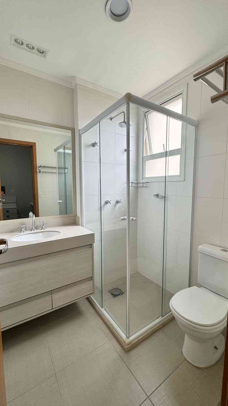APARTAMENTO COM PÉ DIREITO DUPLO!