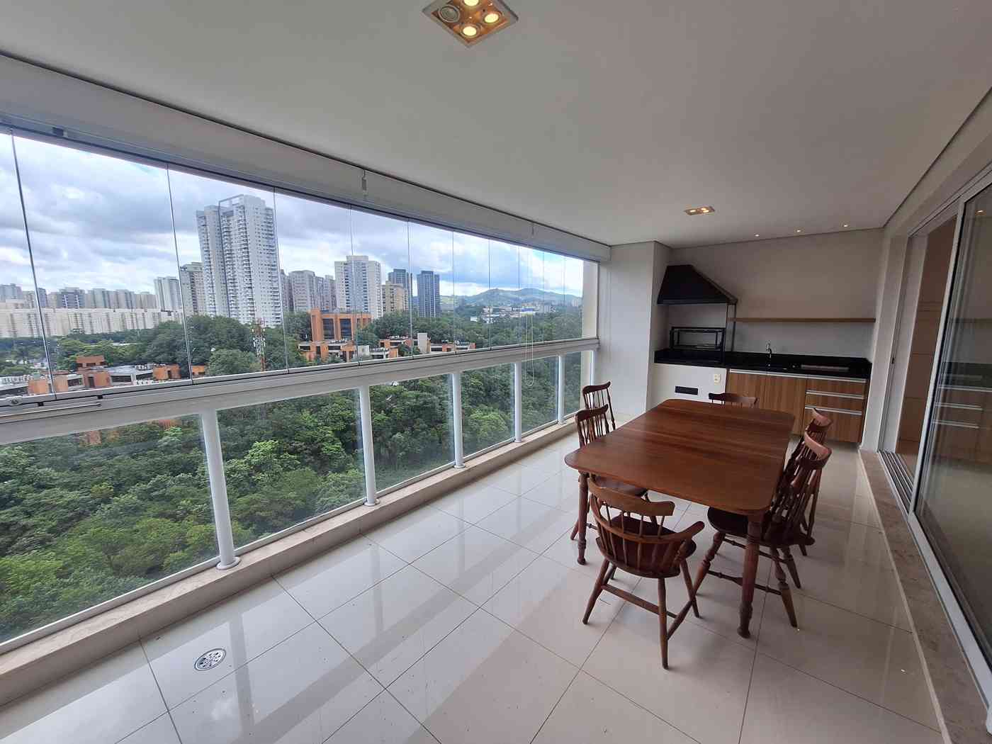 APARTAMENTO COM 03 SUÍTES!