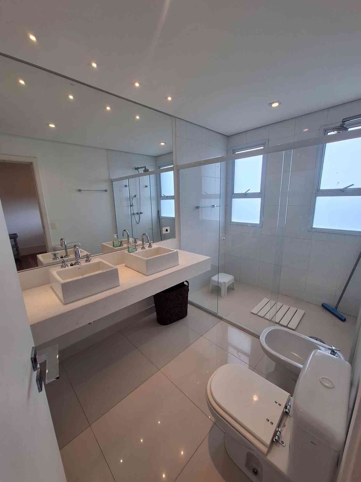 APARTAMENTO COM 03 SUÍTES!