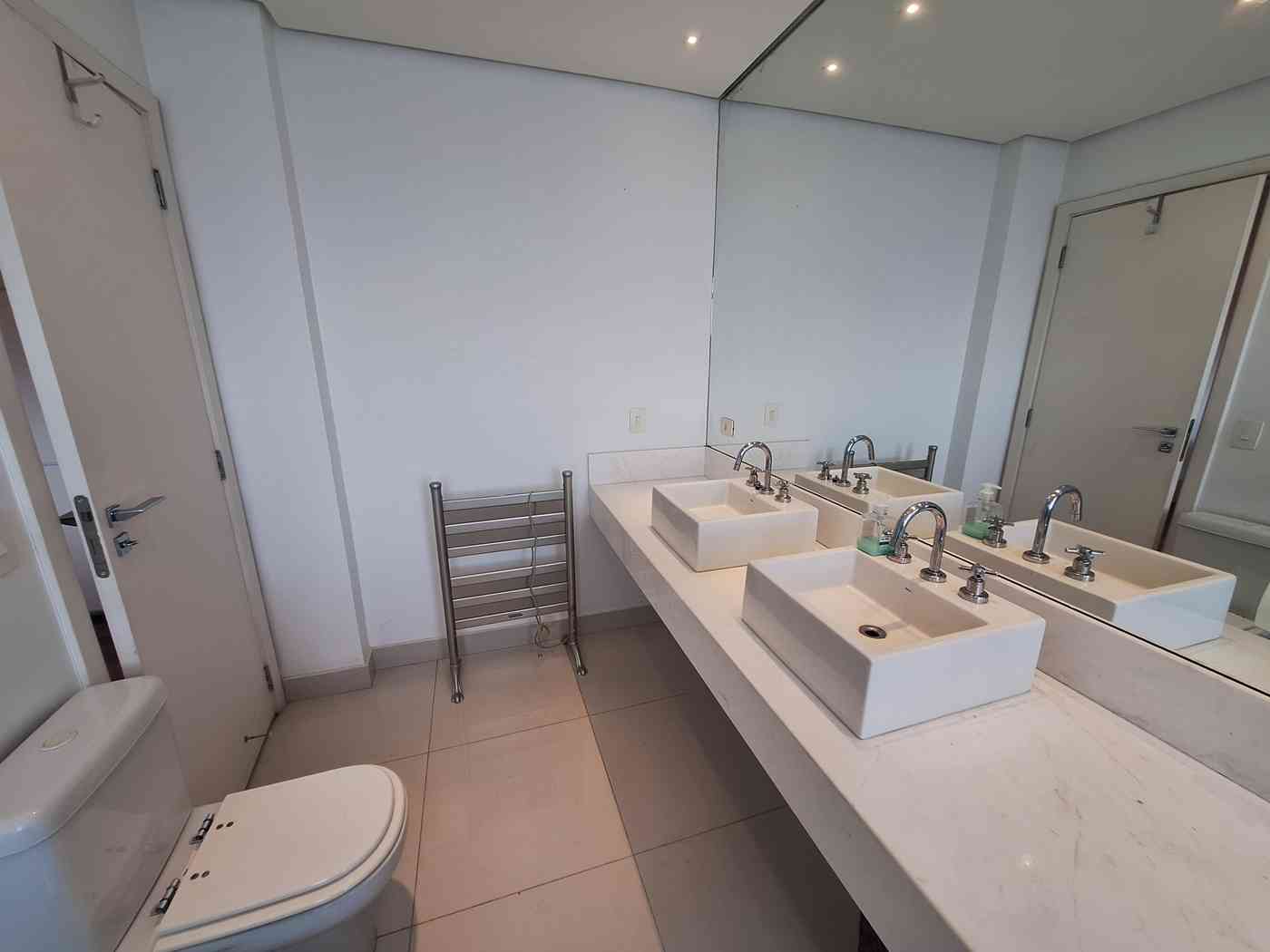 APARTAMENTO COM 03 SUÍTES!