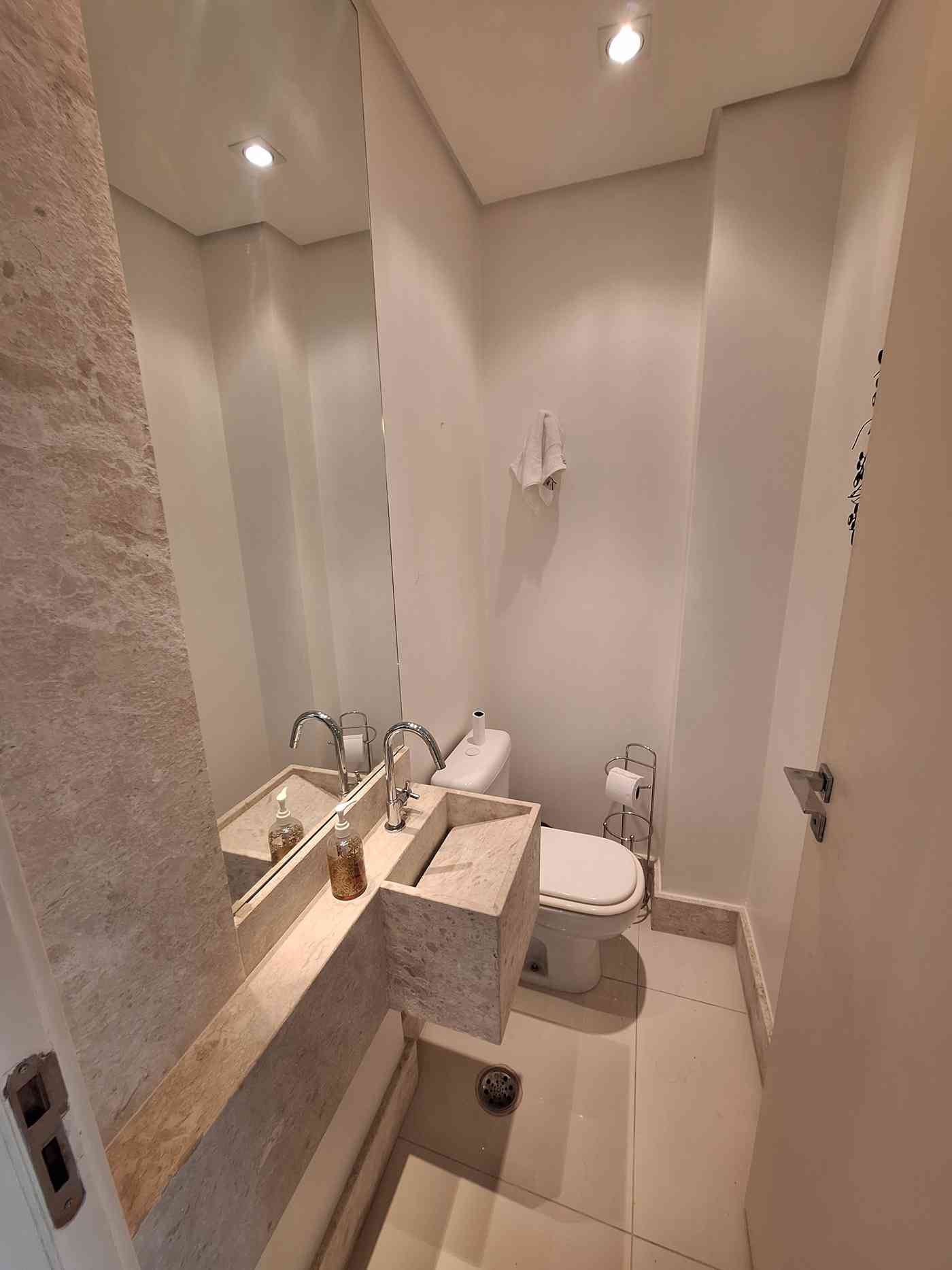 APARTAMENTO COM 03 SUÍTES!