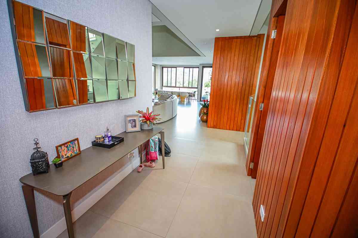 LINDA CASA EM CONDOMÍNIO ALTO PADRÃO!
