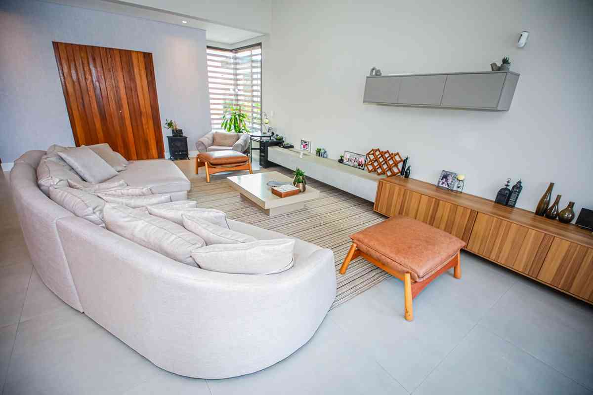 LINDA CASA EM CONDOMÍNIO ALTO PADRÃO!