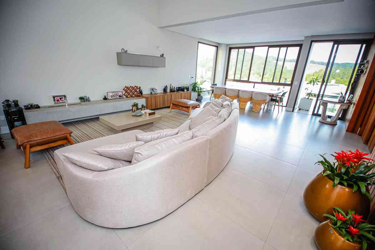 LINDA CASA EM CONDOMÍNIO ALTO PADRÃO!