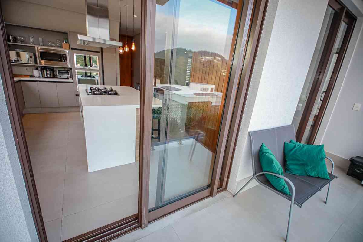 LINDA CASA EM CONDOMÍNIO ALTO PADRÃO!
