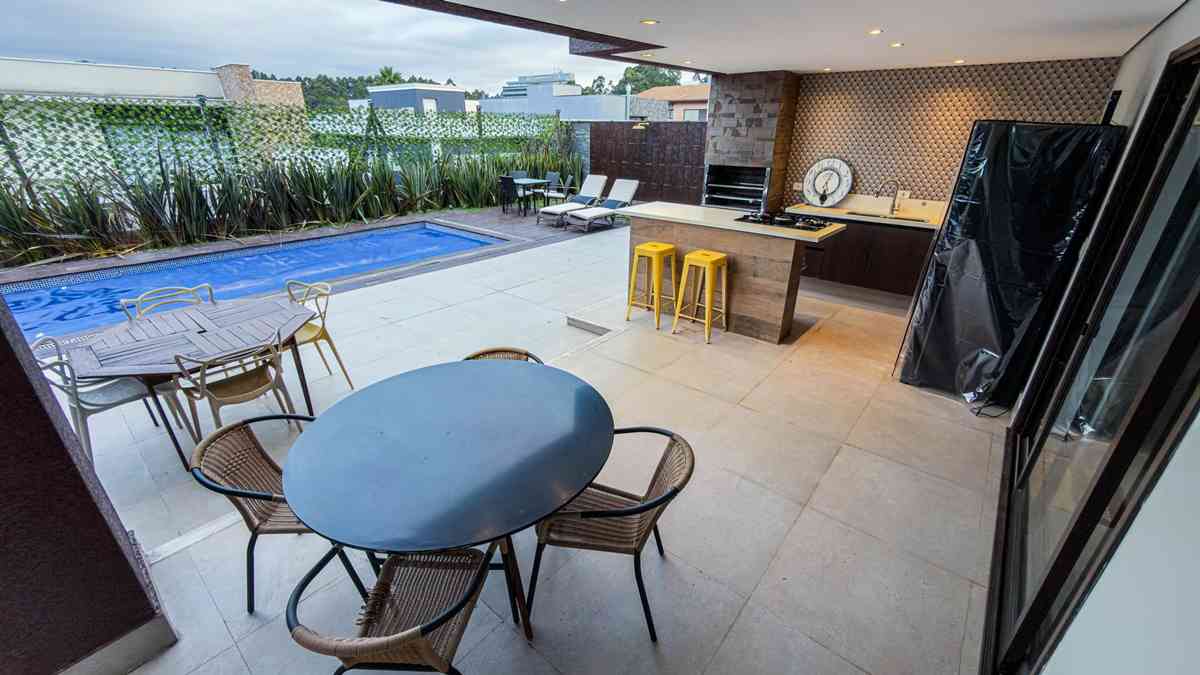 LINDA CASA EM CONDOMÍNIO ALTO PADRÃO!