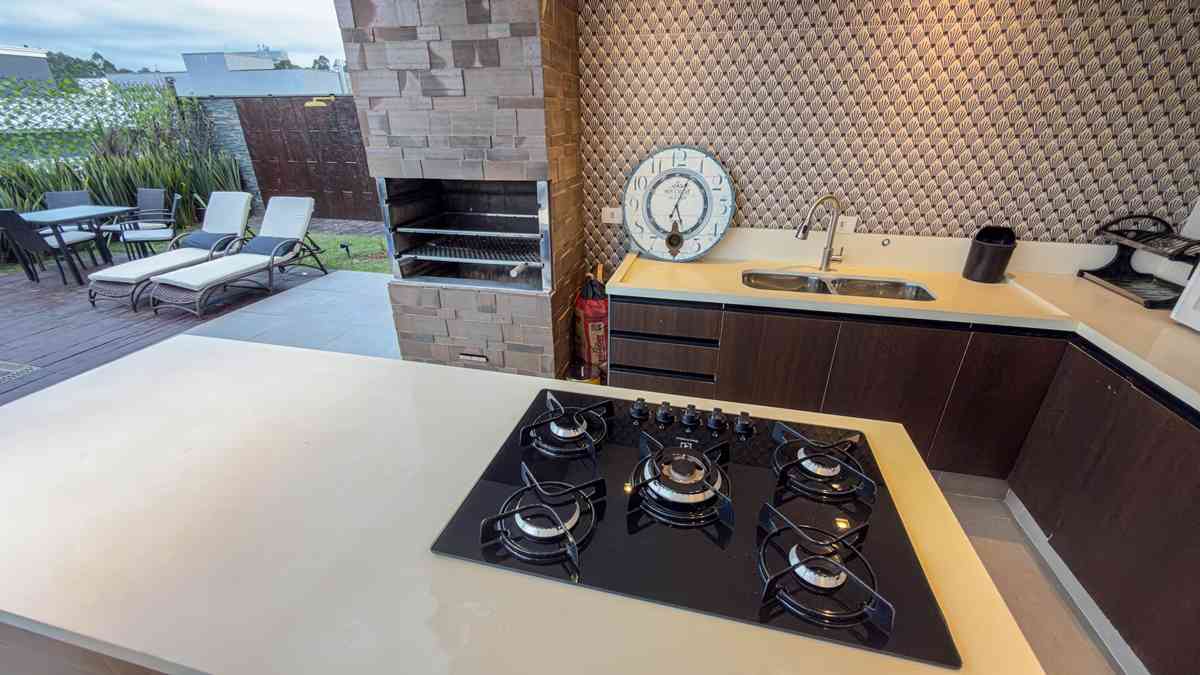 LINDA CASA EM CONDOMÍNIO ALTO PADRÃO!