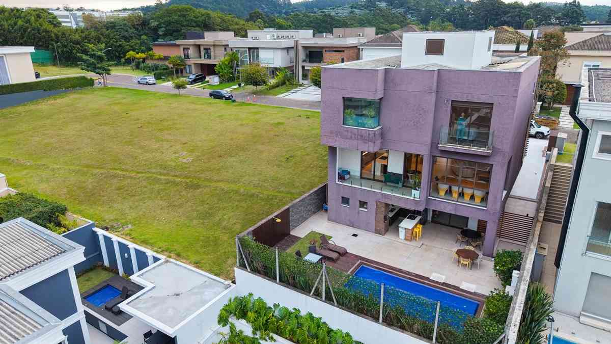 LINDA CASA EM CONDOMÍNIO ALTO PADRÃO!