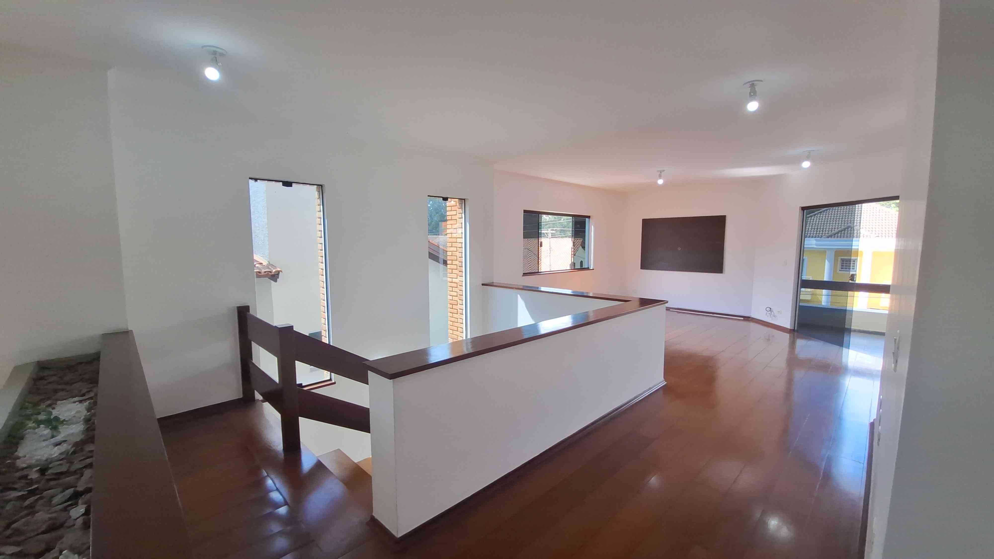 LINDA CASA EM CONDOMÍNIO FECHADO!