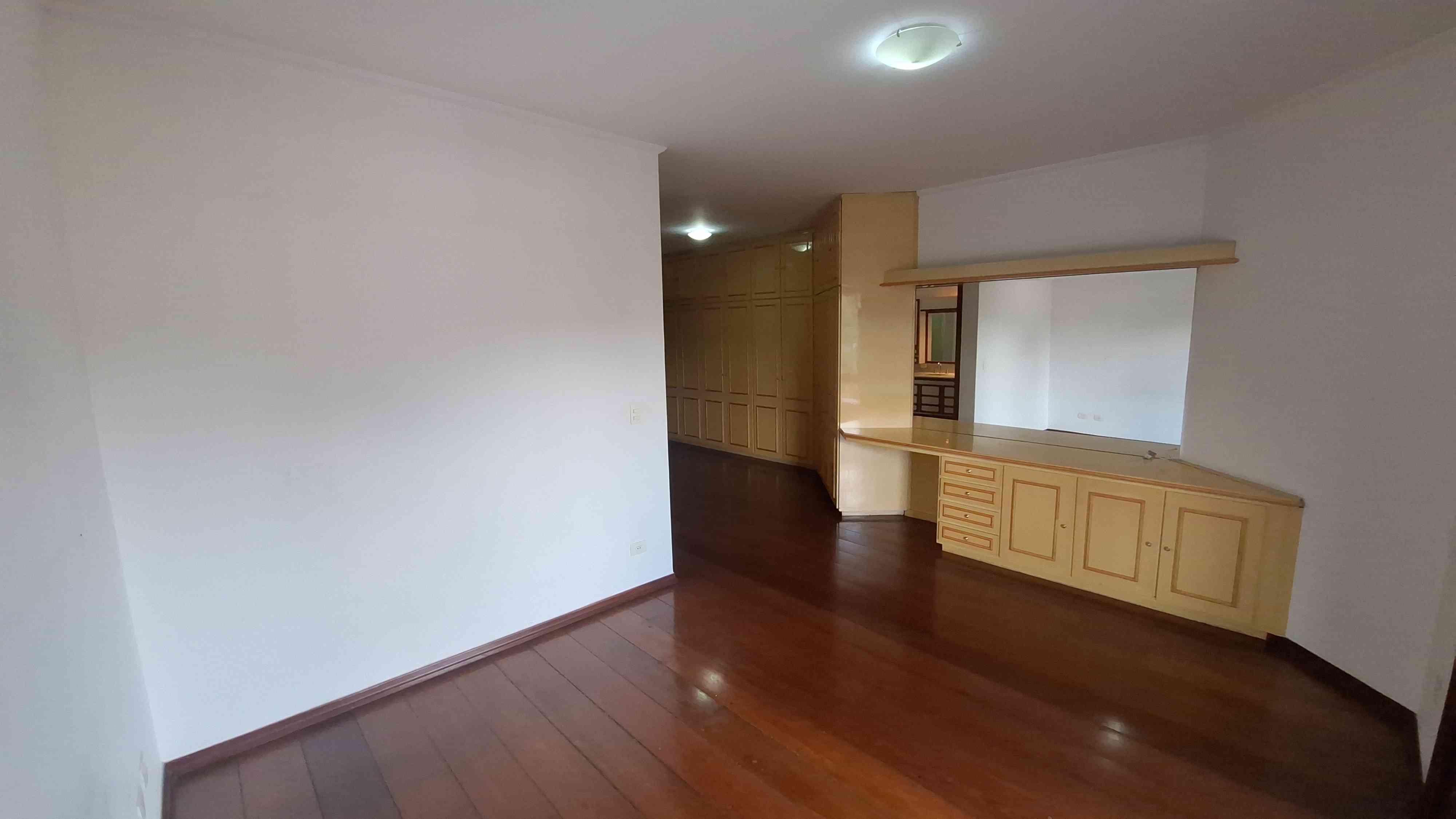 LINDA CASA EM CONDOMÍNIO FECHADO!