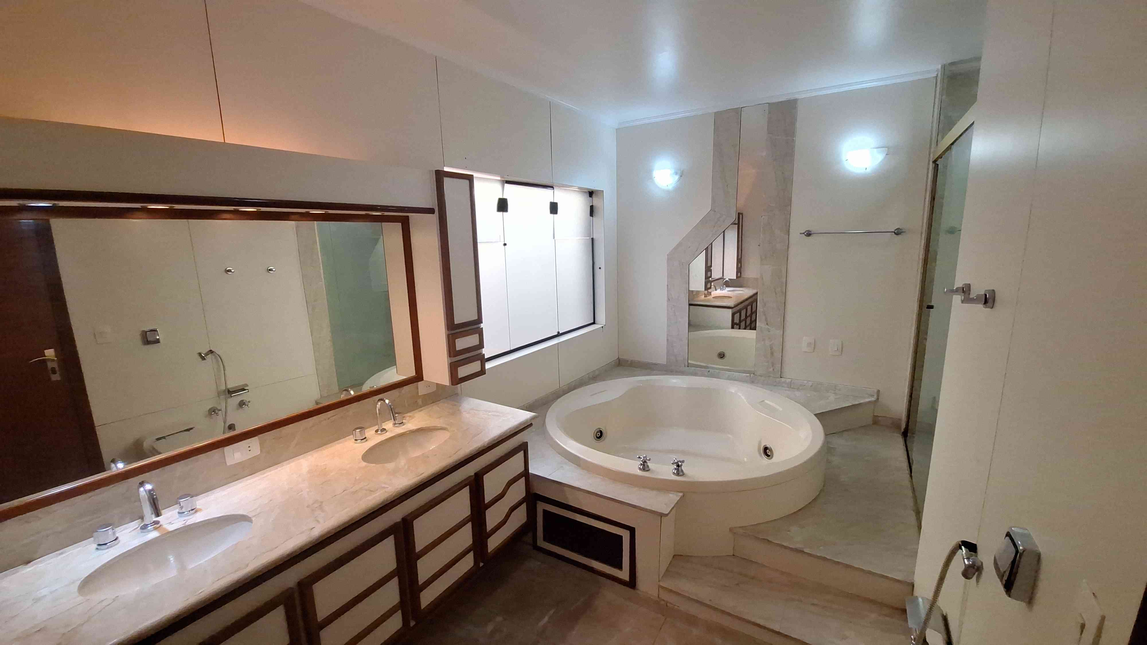 LINDA CASA EM CONDOMÍNIO FECHADO!