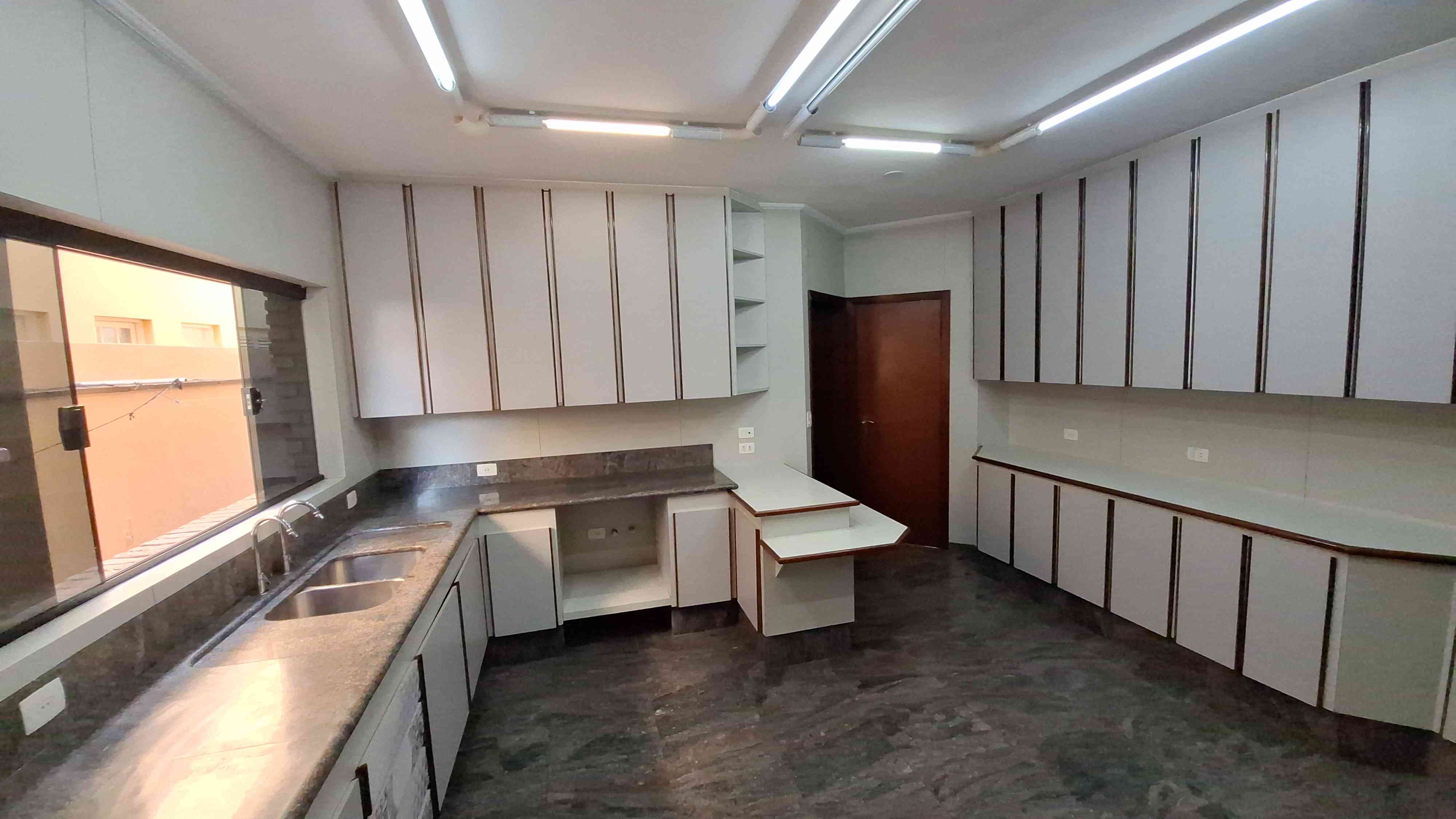 LINDA CASA EM CONDOMÍNIO FECHADO!