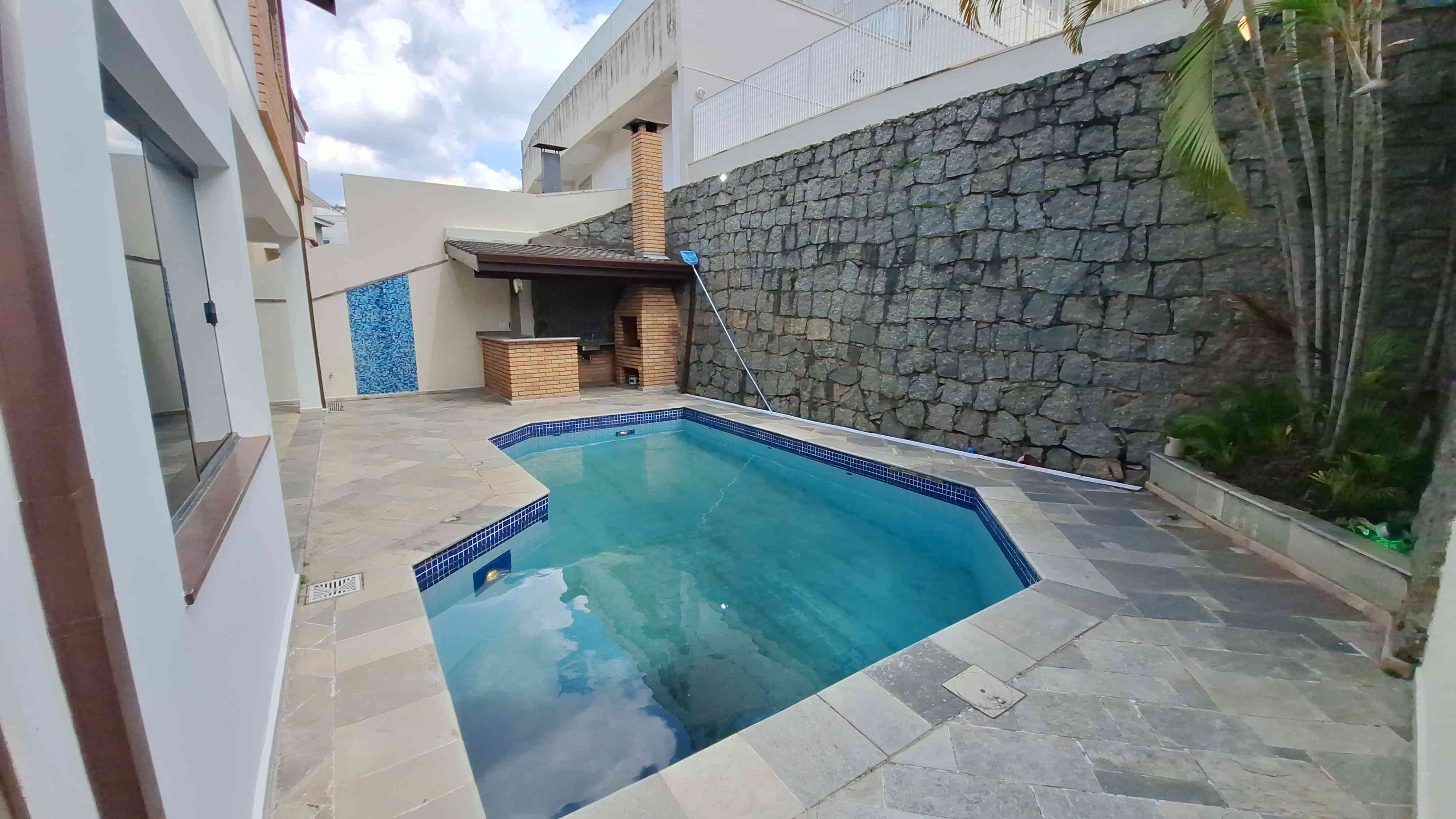 LINDA CASA EM CONDOMÍNIO FECHADO!