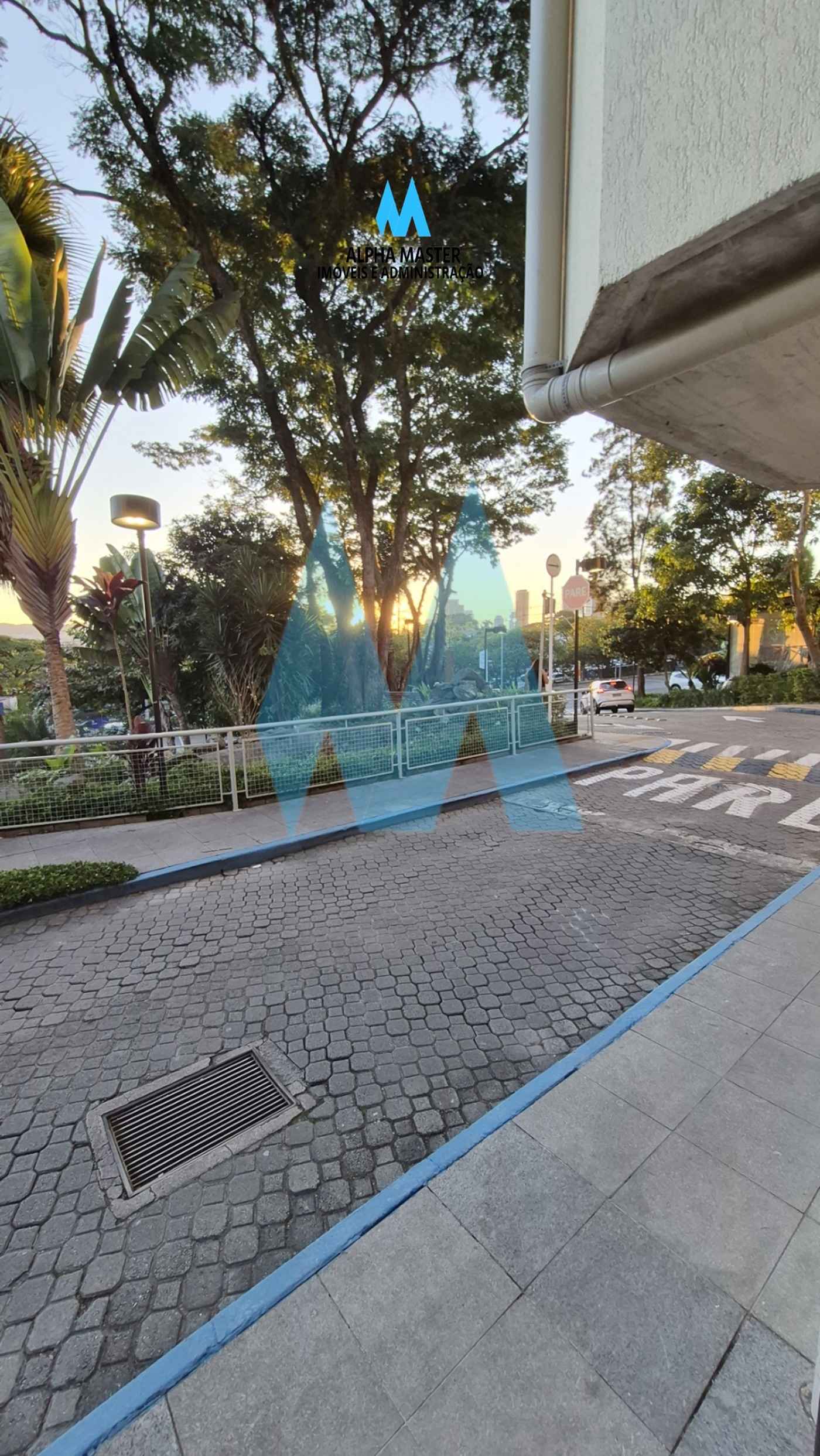 Excelente Loja com Mezanino no Centro Comercial Alphaville