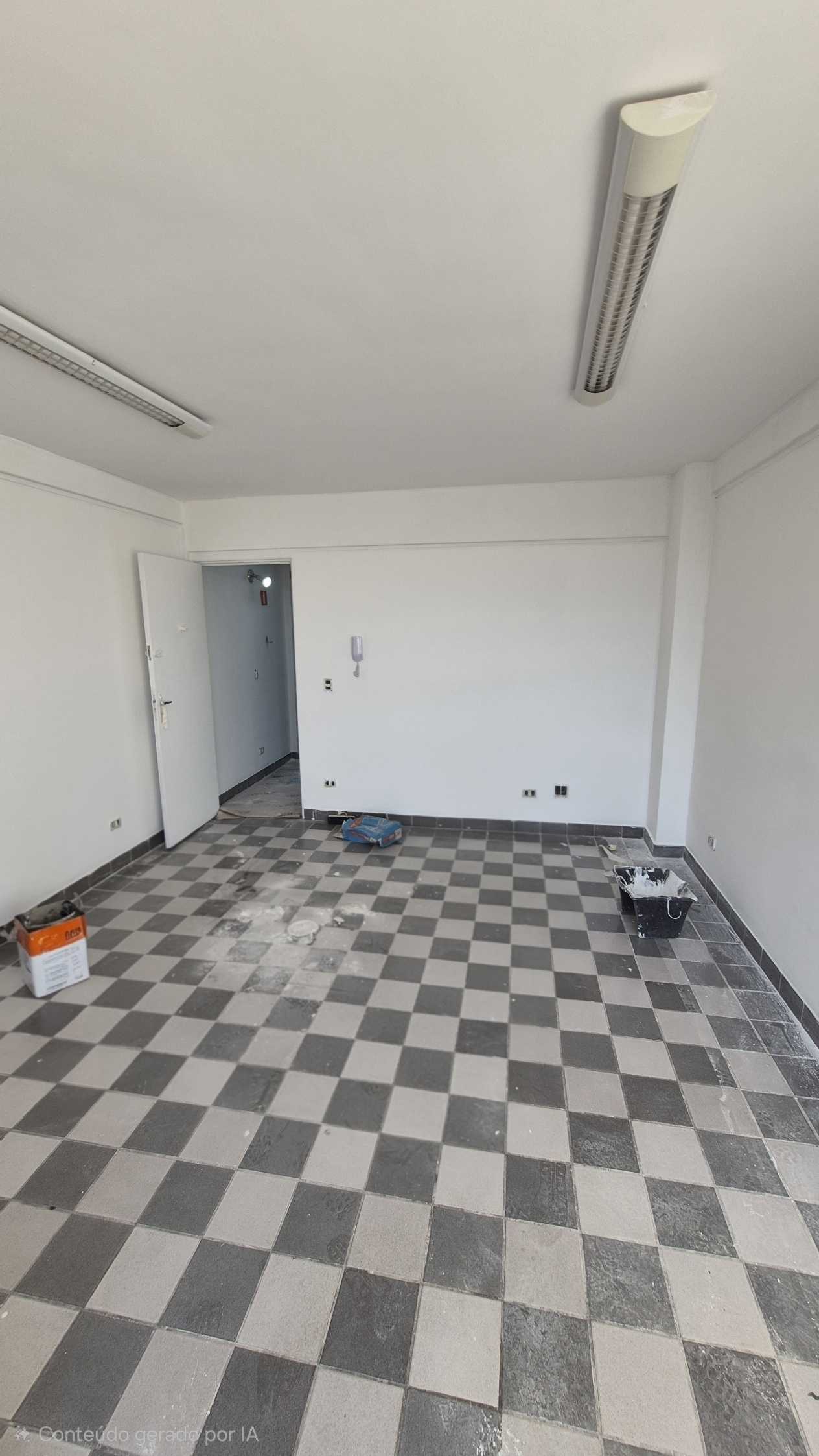 Sala no Centro Comercial Alphaville, primeiro andar e escada reta!
