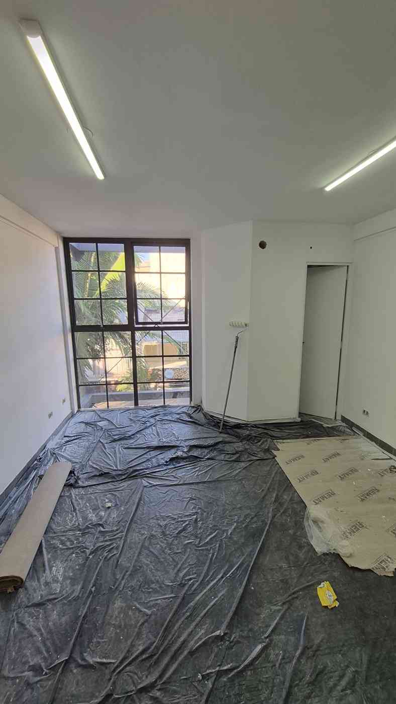 Sala no Centro Comercial Alphaville, primeiro andar e escada reta!