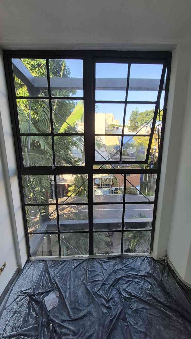 Sala no Centro Comercial Alphaville, primeiro andar e escada reta!