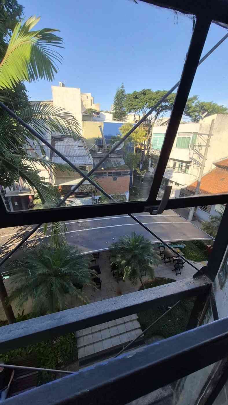 Sala no Centro Comercial Alphaville, primeiro andar e escada reta!
