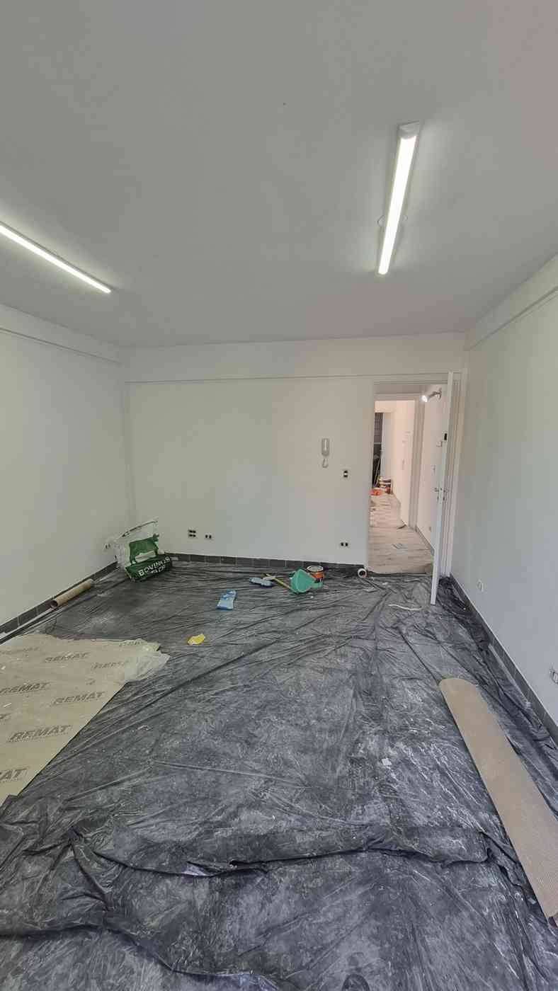 Sala no Centro Comercial Alphaville, primeiro andar e escada reta!