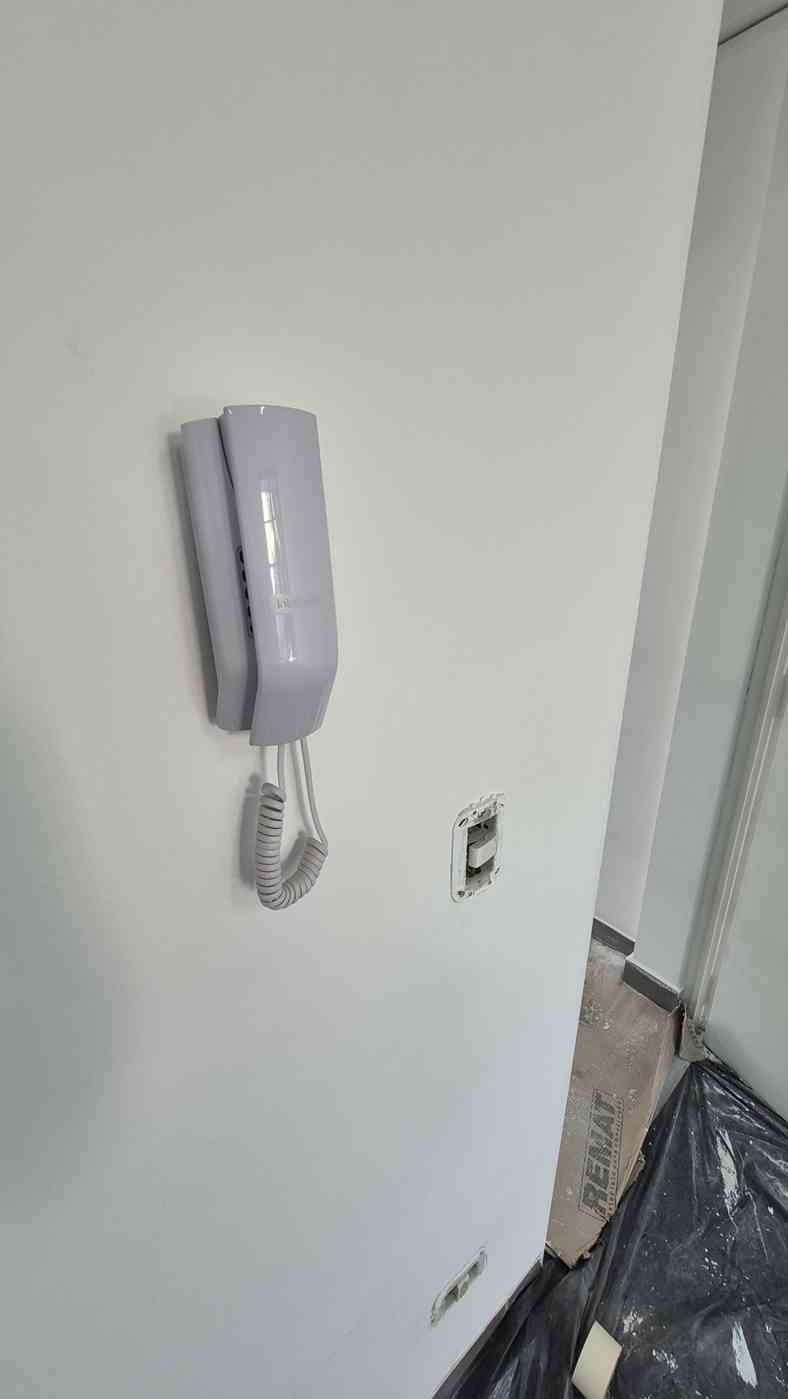 Sala no Centro Comercial Alphaville, primeiro andar e escada reta!