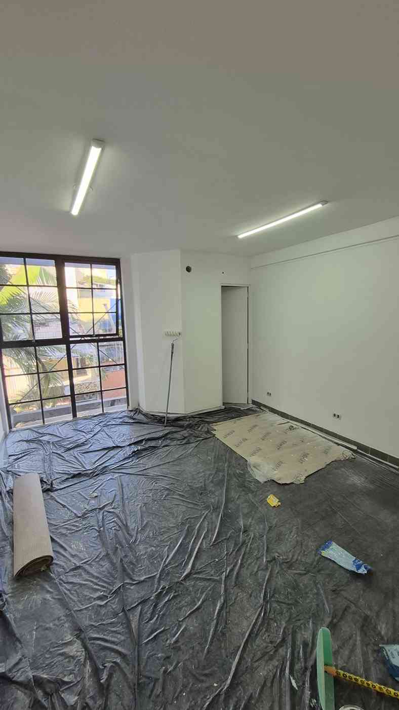 Sala no Centro Comercial Alphaville, primeiro andar e escada reta!